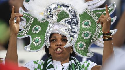 Ambiance garantie dans les rangs nigérians. En témoigne la coiffe aux accents cariocas de cette supportrice. (OZAN KOSE / AFP)