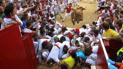 L&acirc;cher de taureau dans le cadre du festival de San Fermin &agrave; Pampelune (Espagne), le 7 juillet 2013. (JOSEBA ETXABURU / REUTERS)