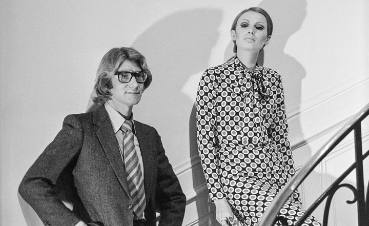 Yves Saint-Laurent lors de la présentation d'une de ses collections en 1967  
 (Georges Hernad / Ina)