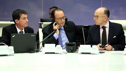 Après avoir été exfiltré du Stade de France,&nbsp;François Hollande participe à une réunion de crise, au ministère de l'Intérieur, avec Manuel Valls et&nbsp;Bernard Cazeneuve. (CHRISTELLE ALIX / PRESIDENCE DE LA REPUBLIQUE / AFP)