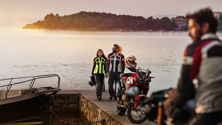 Il est désormais possible de prendre la route des vacances à moto équipés de vêtements légers, aérés et dotés de toutes les coques de sécurité. (HELD POUR FRANCE INFO)