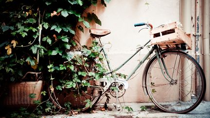 Depuis la crise sanitaire, la question des vélos et de leurs parkings pose de nouvelles questions aux copropriétés. Il&nbsp;très difficile de faire participer toute la copropriété à l’installation d’un local à vélo. (PHOTO BY P.FOLREV / MOMENT OPEN / GETTY IMAGES)