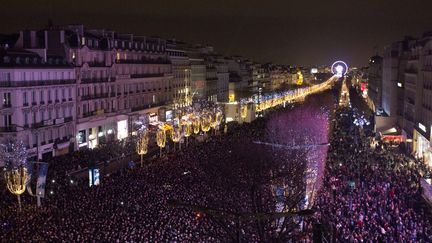 La foule massée sur les Champs-Elysées à Paris le 31 décembre 2015
 (FLORIAN DAVID / AFP)