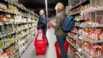 Des clients font leurs courses dans un supermarché parisien, le 9 mai 2023. (RICCARDO MILANI / HANS LUCAS / AFP)