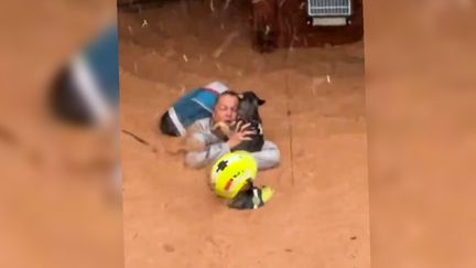 La vidéo d'une femme hélitreuillée après la montée des eaux à Utiel, dans la région de Valence en Espagne, le 29 octobre 2024, fait le tour des réseaux sociaux. (CAPTURE D'ECRAN /  JAVIER BALLESTEROS)