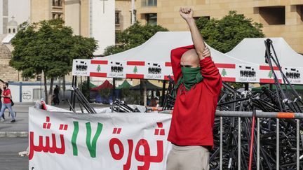 Un homme manifeste à Beyrouth sur la place des Martyrs, le 22 novembre 2019. (ANWAR AMRO / AFP)