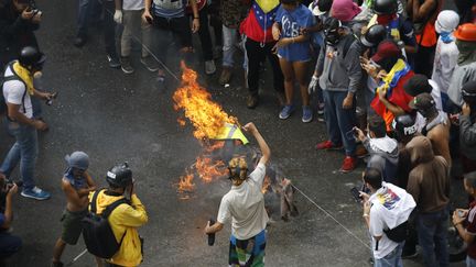 Des opposants au président Maduro manifestent à Caracas, le 30 juillet 2017. (CARLOS GARCIA RAWLINS / REUTERS)