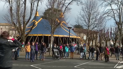 Des scènes d’une rare violence ont eu lieu, samedi 25 mars, à Sainte-Soline, où forces de l’ordre et opposants à un projet de “méga-bassines” se sont affrontés. La journée de dimanche, organisée autour de débats et de réunions s’annonce plus calme. (FRANCE 2)