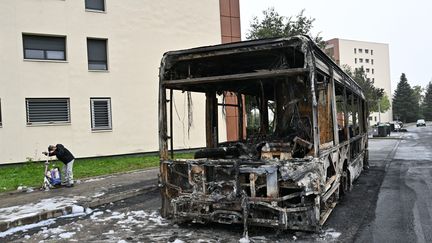 La nuit du 1er novembre, dans un contexte de violences urbaines, des individus ont fait descendre des passagers de deux bus, qu'ils ont ensuite volontairement incendiés. (FR?D?RIC CHAMBERT / MAXPPP)