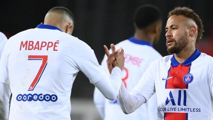 Kylian Mbappé et Neymar, les deux têtes d'affiche du Paris Saint-Germain.&nbsp; (FRANCK FIFE / AFP)