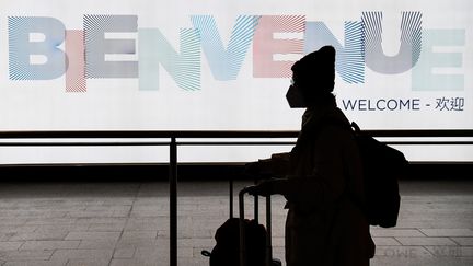 Un voyageur à l'aéroport Charles de Gaulle, à Roissy (Val d'Oise), le 26 janvier 2020. (ALAIN JOCARD / AFP)