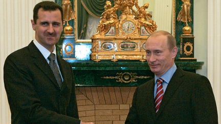 Le pr&eacute;sident syrien, Bachar Al-Assad, et son homologue russe,&nbsp;Vladimir Poutine, au Kremlin, &agrave; Moscou&nbsp;(Russie), le 19 d&eacute;cembre 2006. (KLIMENTYEV MIKHAIL / RIA NOVOSTI / AFP )