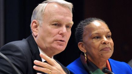 Le Premier ministre Jean-Marc Ayrault et la ministre de la Justice, Christiane Taubira, &agrave; l'occasion d'un d&eacute;placement &agrave; l'Ecole nationale de la magistrature, &agrave; Bordeaux, le 15 f&eacute;vrier 2013.&nbsp; (JEAN PIERRE MULLER / AFP)