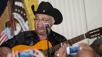 Eliades Ochoa en concert avec d'autres membres du Buena Vista Social Club en 2015 à la Maison Blanche, à Washington. 
 (BRENDAN SMIALOWSKI / AFP)