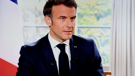 Emmanuel Macron est l'invité du JT de 20H de TF1. (LUDOVIC MARIN / AFP)