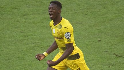 Le footballeur Ousmane Dembélé savoure son but, lors d'un match opposant le Borussia Dortmund à l'Eintracht Francfort, au stade olympique de Berlin (Allemagne),&nbsp;le 27 mai 2017.&nbsp; (ODD ANDERSEN / AFP)