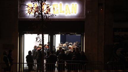 L'entrée du Bataclan, où des spectateurs font la queue pour entrer le soir de la réouverture de la salle, le 12 novembre 2016. (FRANCOIS GUILLOT / AFP)