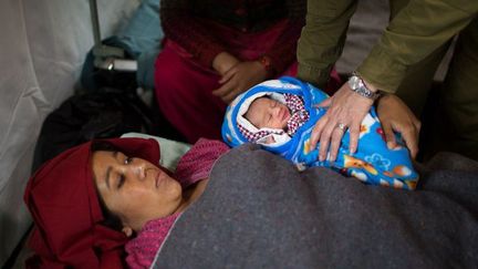 Premier bébé mis au monde dans cet hôpital de campagne israélien, à Katmandou, le 30 avril 2015. (MENAHEM KAHANA / AFP )