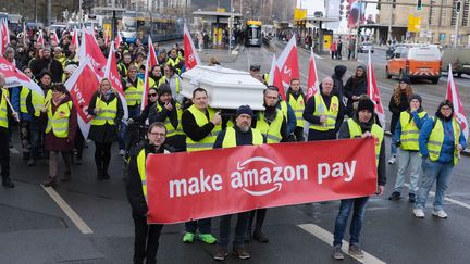 Des salariés d'Amazon en grève en Allemagne, le 25 novembre 2022. (SEBASTIAN WILLNOW / DPA)