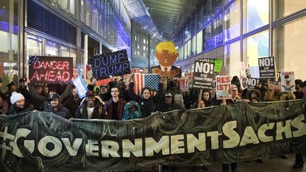 Manifestation contre la présence d'anciens hauts cadres de Goldman Sachs dans le gouvernement Trump. (AFP/ Drew Angerer)