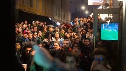 Des fans de l'équipe de France réunis à Marseille pour suivre la finale de la Coupe du monde face à l'Argentine, le 18 décembre 2022. (STEPHANE FERRER / HANS LUCAS)