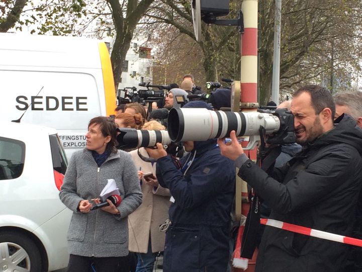 Les journalistes du monde entier suivent l'assaut de Molenbeek (Bruxelles), censé débusquer Salah Abdeslam, le 16 novembre 2015. (KOCILA MAKDECHE / FRANCETV INFO)