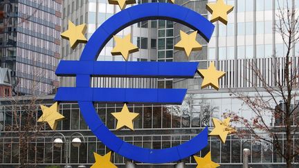 Une sculpture avec le logo de l'euro, devant le si&egrave;ge de la Banque centrale europ&eacute;enne, &agrave; Francfort (Allemagne), le 2 d&eacute;cembre 2014. (DANIEL ROLAND / AFP)