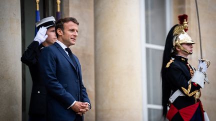 Le chef de l'Etat, Emmanuel Macron, sur les marches de l'Elysée, à&nbsp;Paris, le 26 septembre 2022. (XOSE BOUZAS / HANS LUCAS / AFP)