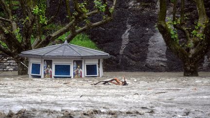 Un kiosque est sous les eaux &agrave; Lourdes (Hautes-Pyr&eacute;n&eacute;es), le 19 juin 2013. (PASCAL PAVANI / AFP)