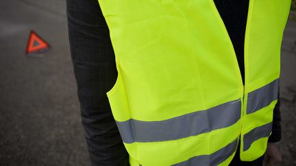 Une personne porte un gilet jaune r&eacute;fl&eacute;chissant. (F.LEPAGE / SIPA)