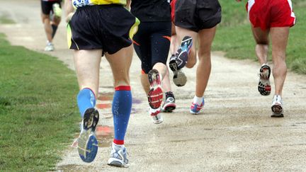 Des coureurs participent à une course à pied (illustration). (JEAN LOUIS PRADELS / MAXPPP)