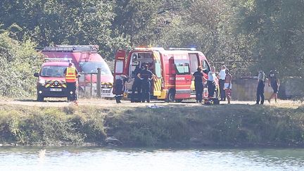 Des pompiers interviennent au niveau du plan d'eau de Reiningue (Haut-Rhin), le 9 août 2020 (illustration). (JEAN-FRAN?OIS FREY / MAXPPP)