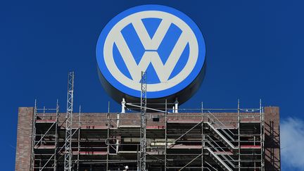 Un ouvrier travaille sur un b&acirc;timent &agrave; Wolfsburg (Allemagne), si&egrave;ge originel de Volkswagen, aujourd'hui en r&eacute;novation, le 30 septembre 2015. (JOHN MACDOUGALL / AFP)