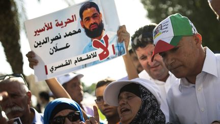 Maazouzeh Allan, la m&egrave;re de Mohammed Allan, brandit un portrait de son fils en gr&egrave;ve de la faim,&nbsp;&agrave; Beersheba dans le sud d'Isra&euml;l, le 9 ao&ucirc;t 2015. (AMIR COHEN / REUTERS )