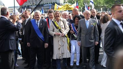 Jean-Marie Le Pen, sa fille Marine et le vice-president du FN, Bruno Gollnisch (G), place de l'Opéra à Paris (1/05/2010) (AFP/THOMAS COEX)