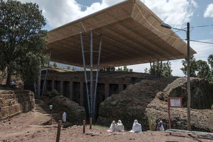 Les églises souterraines de Lalibela protégées par des abris. 
 (EDUARDO SOTERAS / AFP)