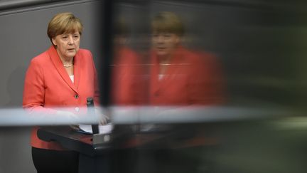 La chanceli&egrave;re allemande,&nbsp;Angela Merkel, s'exprime devant le Bundestag, &agrave; Berlin (Allemagne), le 17 juillet 2015. (TOBIAS SCHWARZ / AFP)