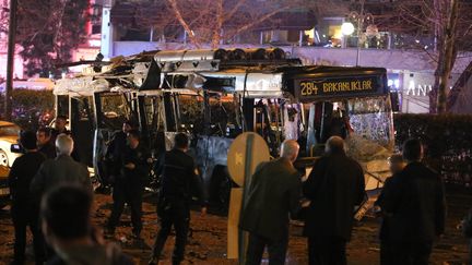 La carcasse du bus visé par un attentat-suicide, le 13 mars 2016, à Ankara (Turquie). (EROL UCEM / AFP)