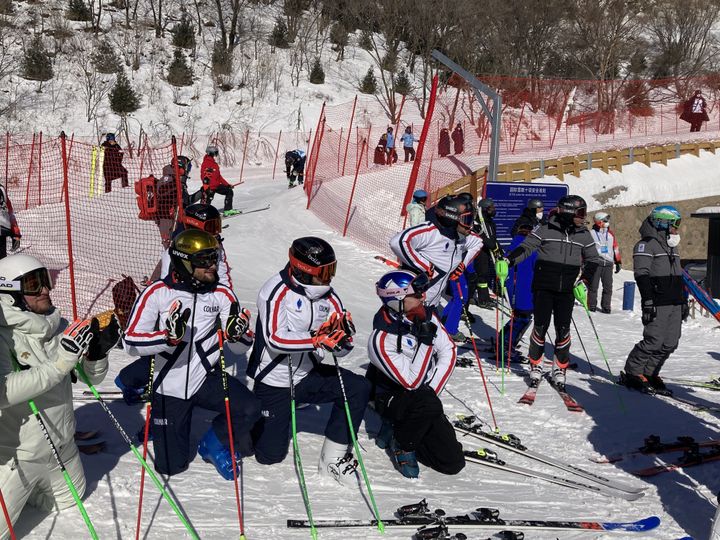 Les skieurs français sont venus soutenir leurs compatriotes Clément Noël et Alexis Pinturault lors de la première manche de slalom des JO, le 16 février 2022 à Yanqing (Chine). (AH / FRANCEINFO: SPORT)