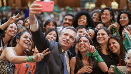 Le président Alberto Fernandez se prend en photo aux côtés d'activistes pro-avortement, à Buenos Aires, le 27 octobre 2020. (AFP PHOTO / ALBERTO FERNANDEZ PRESS OFFICE  / ESTEBAN COLLAZO)