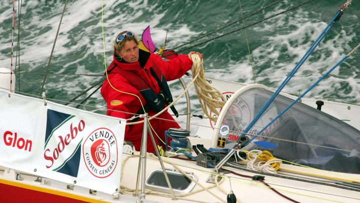 La navigatrice Karen Leibovici au départ du Vendée Globe 2004-05, au large des Sables d'Olonne (Vendée), le 7 novembre 2004. (CHESNOT / SIPA)