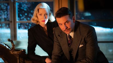 Cate Blanchett et&nbsp;Bradley Cooper dans "Nightmare Alley" de Guillermo del Toro. (KERRY HAYES/2021 20TH CENTURY STUDIOS)