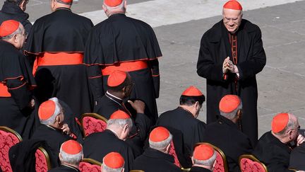 De nombreux cardinaux &eacute;taient pr&eacute;sents, accueillis par le bras droit de Beno&icirc;t XVI, l'Italien Tarcisio Bertone (face). (ALBERTO PIZZOLI / AFP)