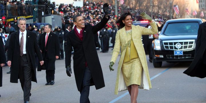 Le 20 janvier 2009, le président Barack Obama et la première Dame Michelle Obama se dirigent vers la Maison Blanche. ( DOUG MILLS POOL  / AFP)