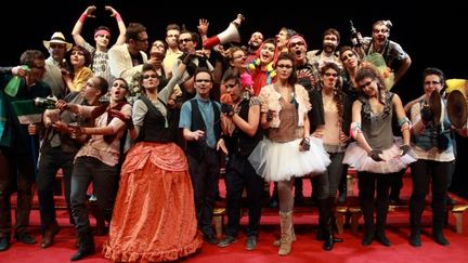 La troupe de la compagnie catalane Cor de Teatre dans "Operetta"
 (Toni Leon)