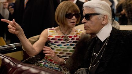 La rédactrice en chef de Vogue Anna Wintour et Karl Lagerfeld, le 10 décembre 2013, à Dallas (Texas, Etats-Unis). (COOPER NEILL / GETTY IMAGES NORTH AMERICA / AFP)