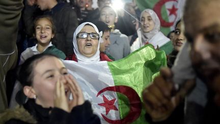 Des manifestants fêtent l'annonce de la démission du président Abdelaziz Bouteflika, mardi 2 avril 2019.&nbsp; (RYAD KRAMDI / AFP)