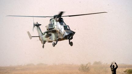 Un hélicoptère Tigre de l'armée française atterrit à l'aéroport de Mopti, à Sévaré (Mali), le 2 février 2013.&nbsp; (PASCAL GUYOT / AFP)