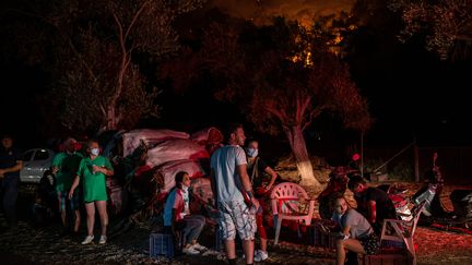 Au sol, de nombreuses personnes ont été évacuées. Ici, des gens attendent près des feux de forêt dans la zone rurale de Marmaris, district de Mugla, le 1er août 2021. (YASIN AKGUL / AFP)