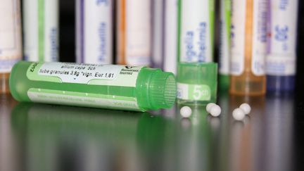 Des tubes et des granules homéopathiques, en septembre 2018. (STÉPHANIE BERLU / RADIO FRANCE)